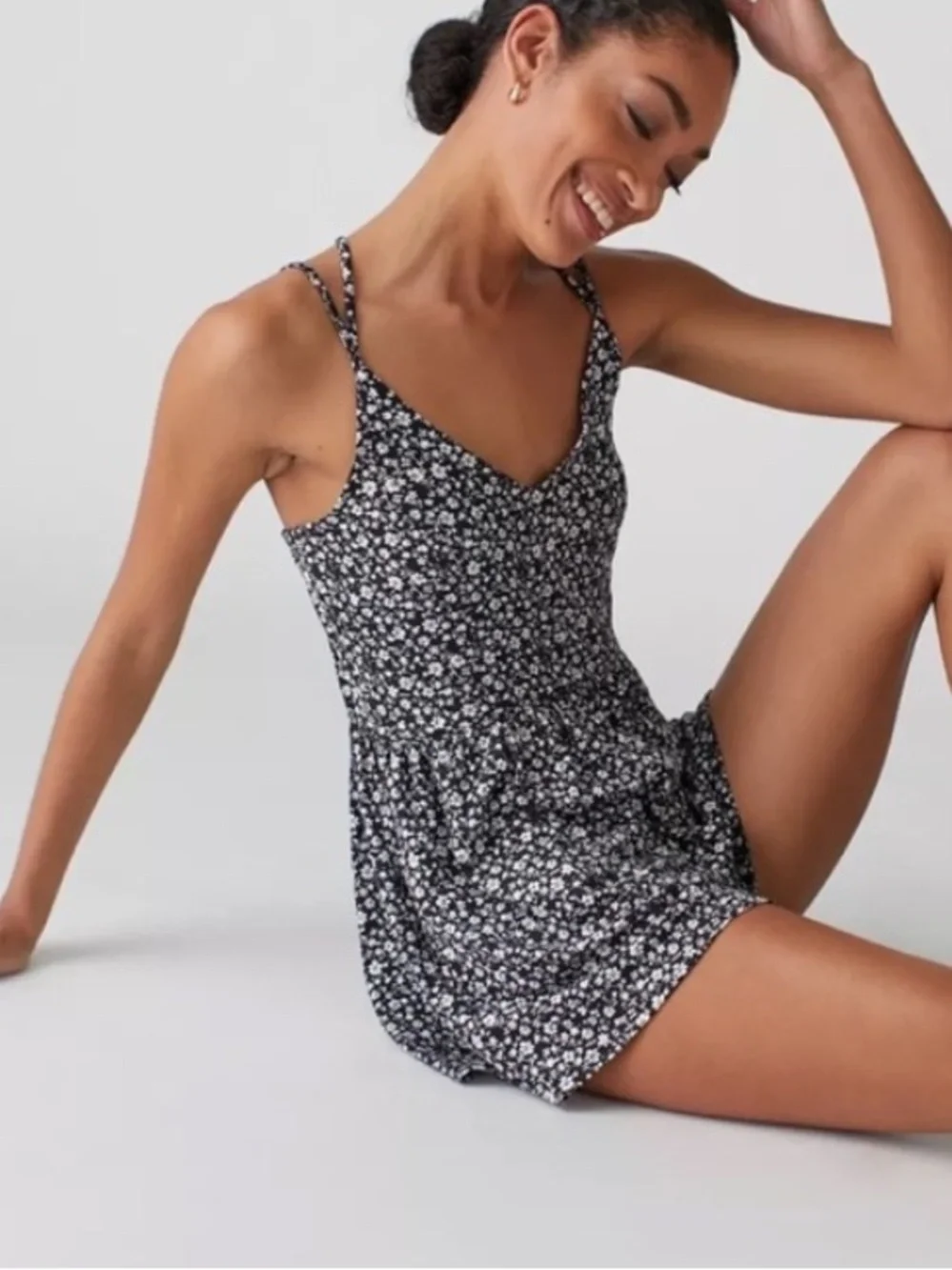 Urban Outfitters Women S Black White Floral Strappy V-Neck Sherri Romper NWT